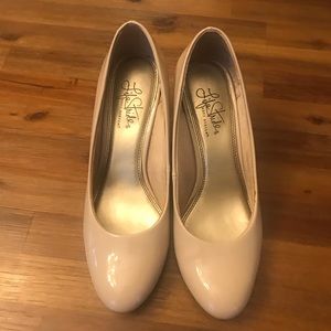 Life Stride Nude Patent Leather Heels